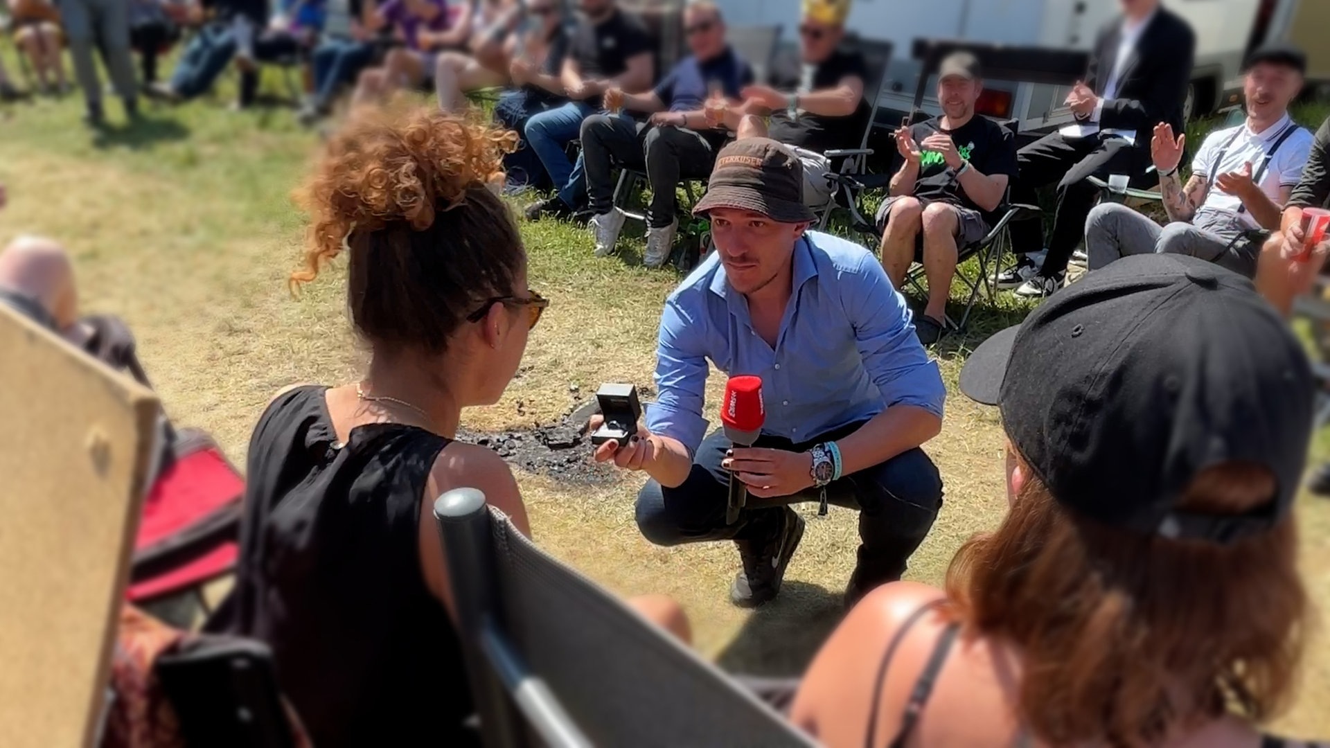 Patrick kniet vor seiner Freundin Livana auf dem Boden und fragt sie, ob sie ihn heiraten möchte (Foto: SWR3, SWR3)