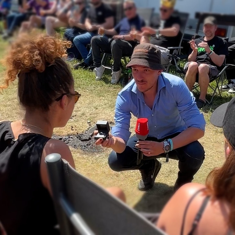Patrick kniet vor seiner Freundin Livana auf dem Boden und fragt sie, ob sie ihn heiraten möchte (Foto: SWR3, SWR3)