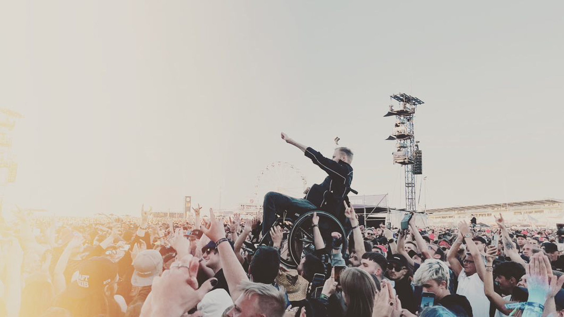 Foto: Fabian Linder Ein junger Mann macht im Rollstuhl sitzend Crowdsurfing beim Auftritt von Papa Roach bei Rock am Ring 2023 (Foto: Fabian Linder)