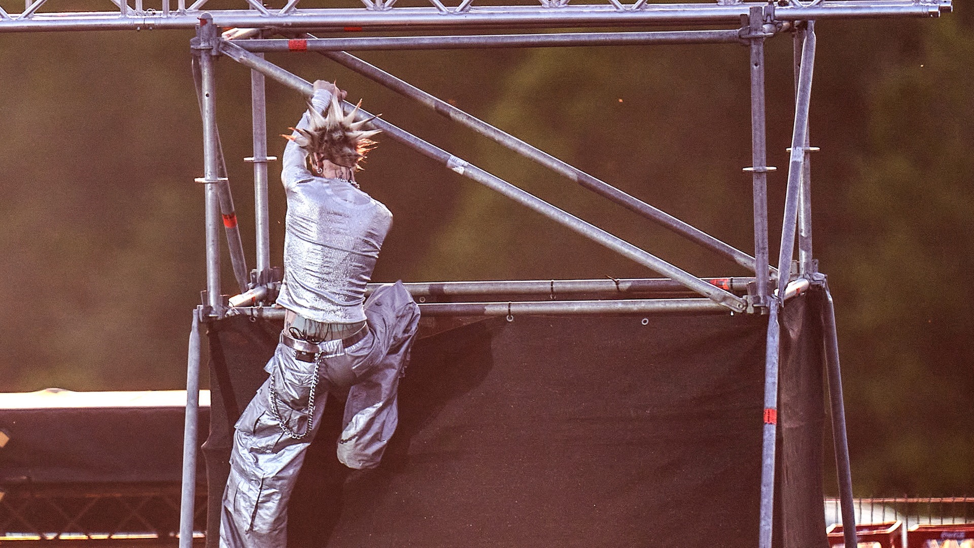 Foto: picture-alliance / Reportdienste, picture alliance/dpa | Thomas Frey Der amerikanische Rapper Machine Gun Kelly klettert bei Rock am Ring den Mast hoch (Foto: picture-alliance / Reportdienste, picture alliance/dpa | Thomas Frey)