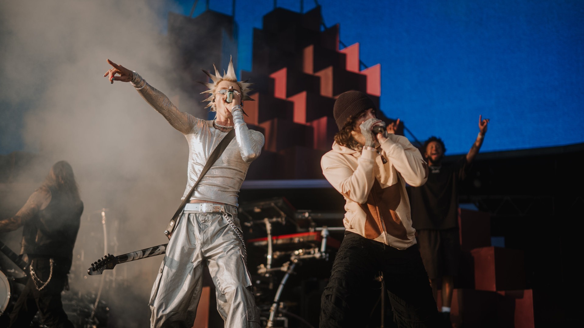 Foto: SWR3, SWR3 / Ronny Zimmermann Die Sänger von Machine Gun Kelly und Bullet For My Valentine stehen gemeinsam auf der Bühne von Rock am Ring 2023 (Foto: SWR3, SWR3 / Ronny Zimmermann)
