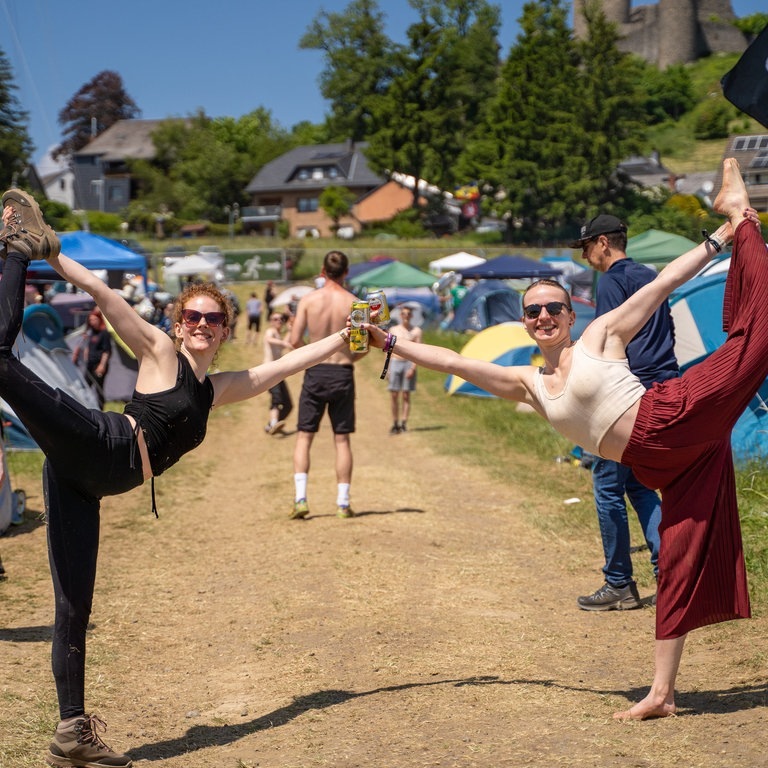 Zwei junge Frau beim Bier-Yoga auf dem Campingplatz von Rock am Ring 2023 (Foto: SWR3, SWR3 / Ronny Krautz)