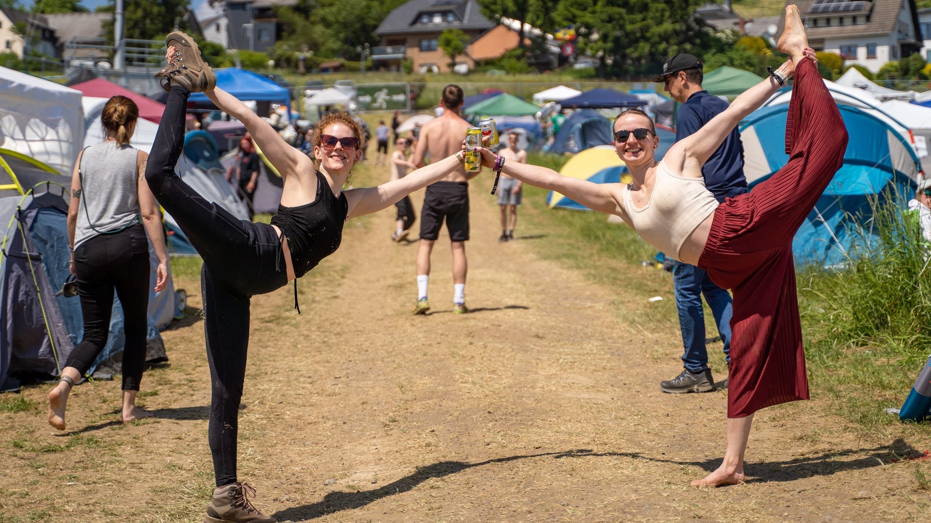 Foto: SWR3, SWR3 / Ronny Krautz Zwei junge Frau beim Bier-Yoga auf dem Campingplatz von Rock am Ring 2023 (Foto: SWR3, SWR3 / Ronny Krautz)