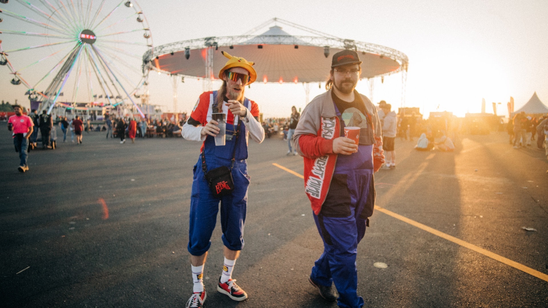 Foto: SWR3, SWR3 / Niko Neithardt Zwei junge Männer sind auf dem Gelände von Rock am Ring unterwegs und tragen blaue Latzhosen (Foto: SWR3, SWR3 / Niko Neithardt)