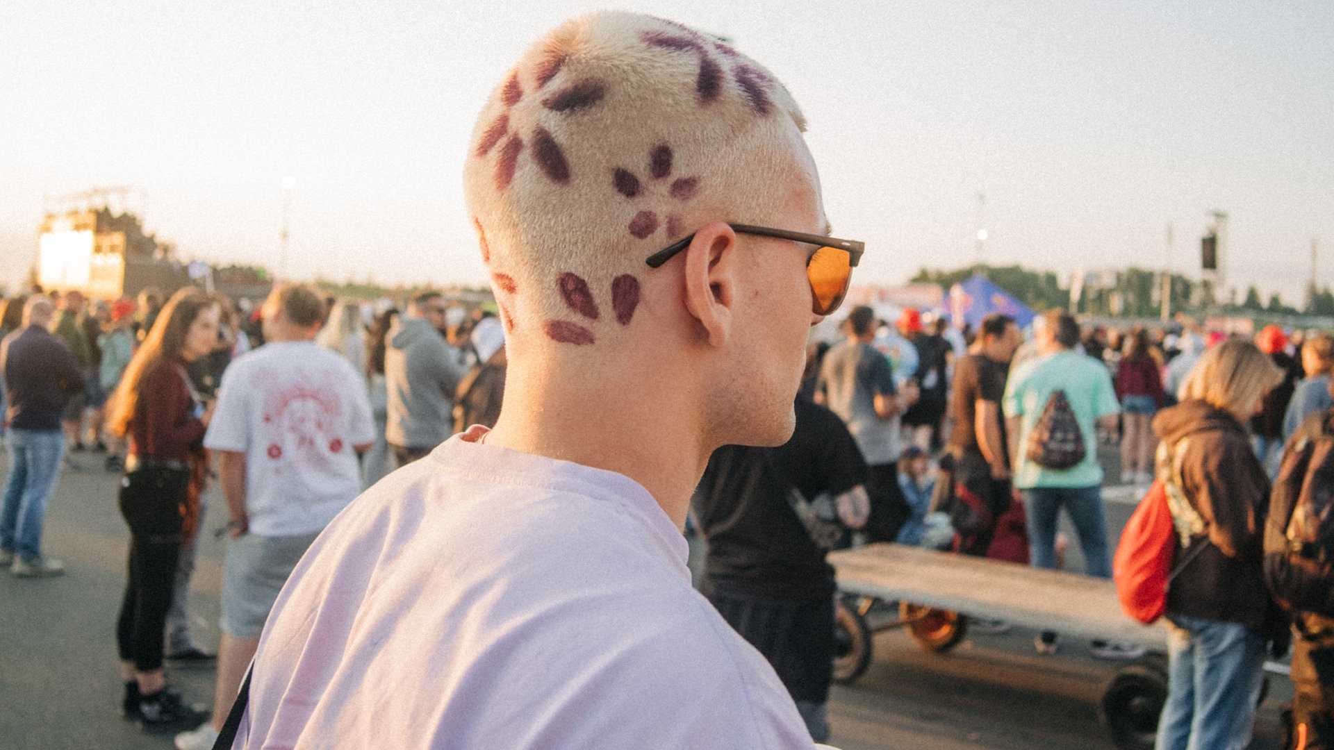 Foto: SWR3, SWR3 / Niko Neithardt Auf dem Hinterkopf einer Person bei Rock am Ring sieht man Blumen, die in der Kurzhaarfrisur eingefärbt sind (Foto: SWR3, SWR3 / Niko Neithardt)