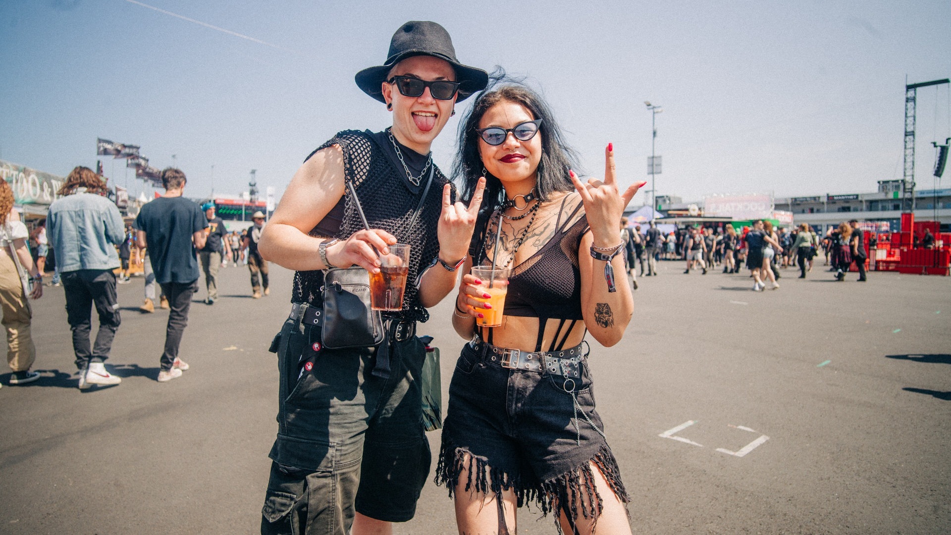 Foto: SWR3, SWR3 / Niko Neithardt Zwei junge Menschen stehen auf dem Gelände von Rock am Ring (Foto: SWR3, SWR3 / Niko Neithardt)