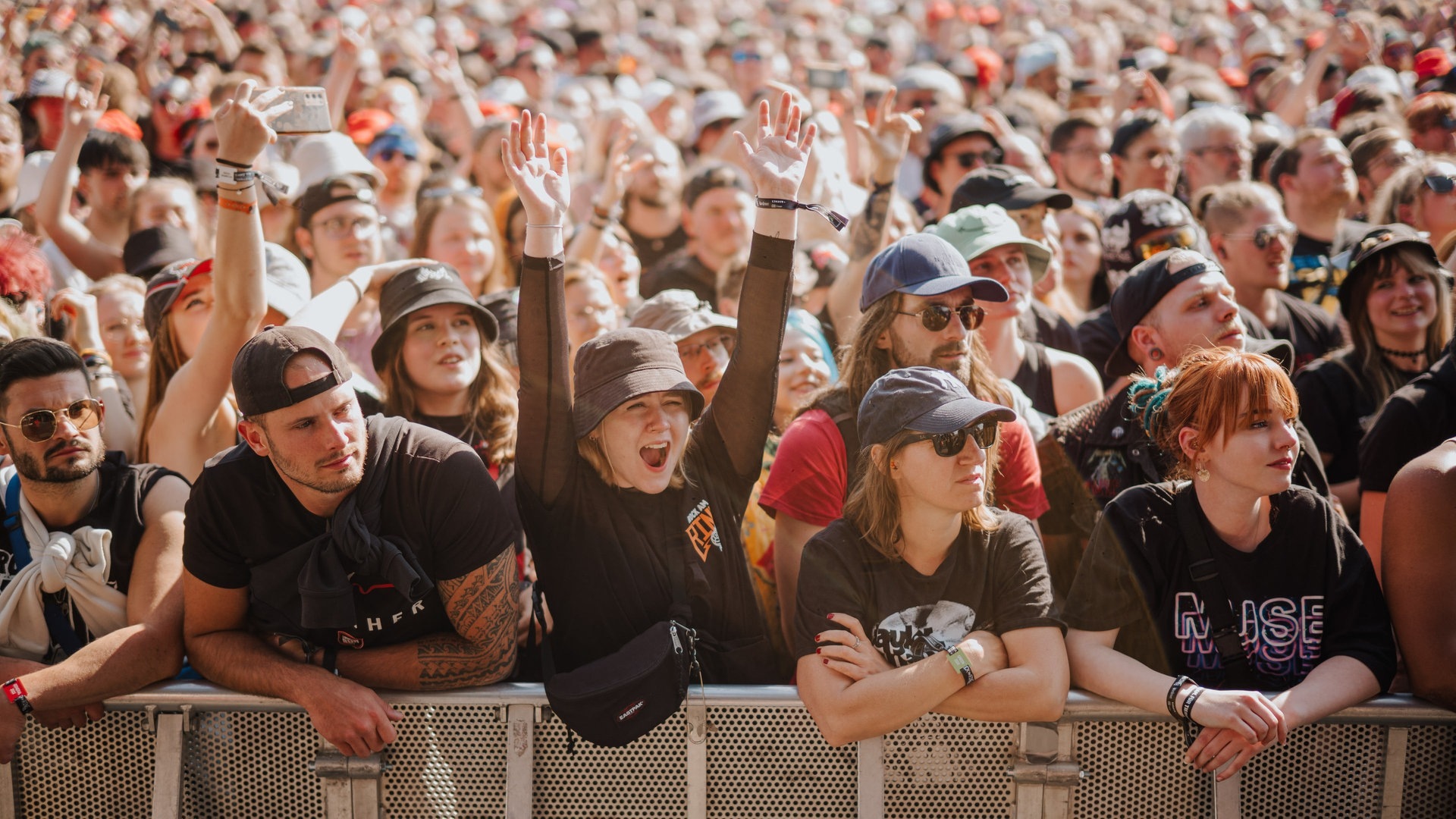 Foto: SWR3, SWR3 / Ronny Zimmermann Eine junge Frau im Publikum reißt die Hände in die Höhe beim Auftritt von Yungblud bei Rock am Ring (Foto: SWR3, SWR3 / Ronny Zimmermann)