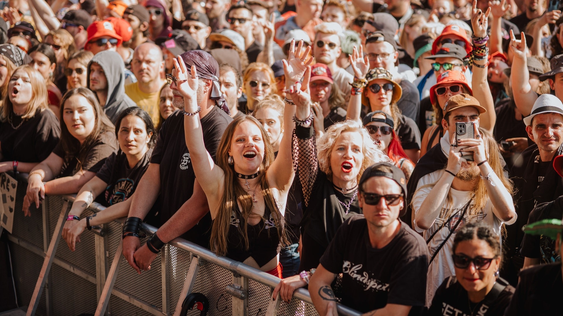 Foto: SWR3, SWR3 / Ronny Zimmermann Fans jubeln beim Auftritt von Yungblud bei Rock am Ring 2023 (Foto: SWR3, SWR3 / Ronny Zimmermann)