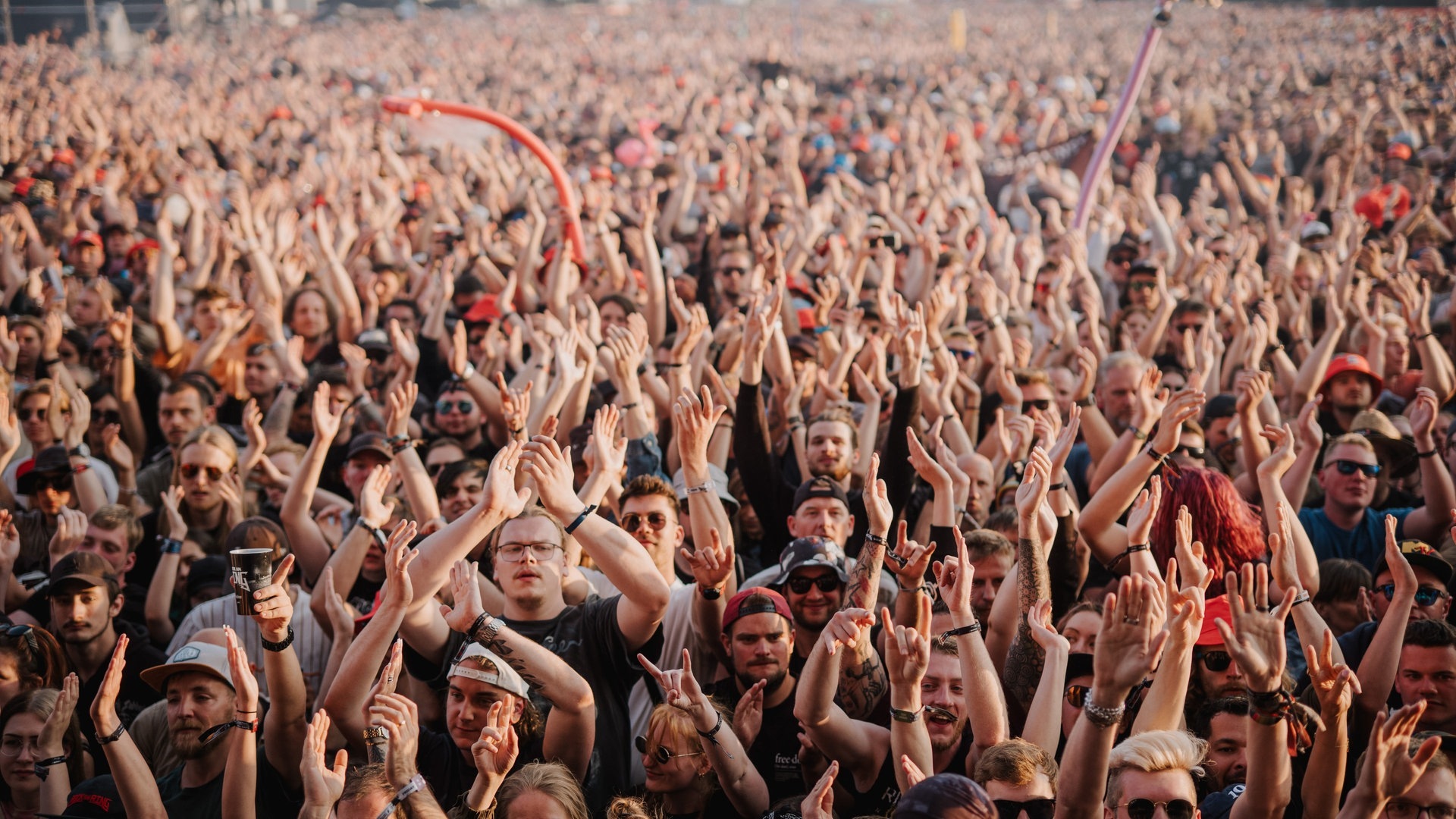 Foto: SWR3, SWR3 / Ronny Zimmermann Das Publikum feiert die Band Rise Against auf der Bühne von Rock am Ring 2023 (Foto: SWR3, SWR3 / Ronny Zimmermann)