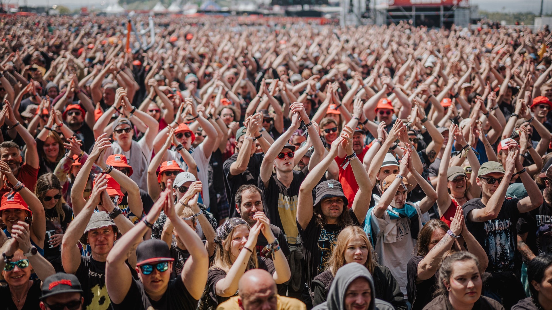 Foto: SWR3, SWR3 / Ronny Zimmermann Fans feiern bei Rock am Ring den Auftritt von Flogging Molly (Foto: SWR3, SWR3 / Ronny Zimmermann)