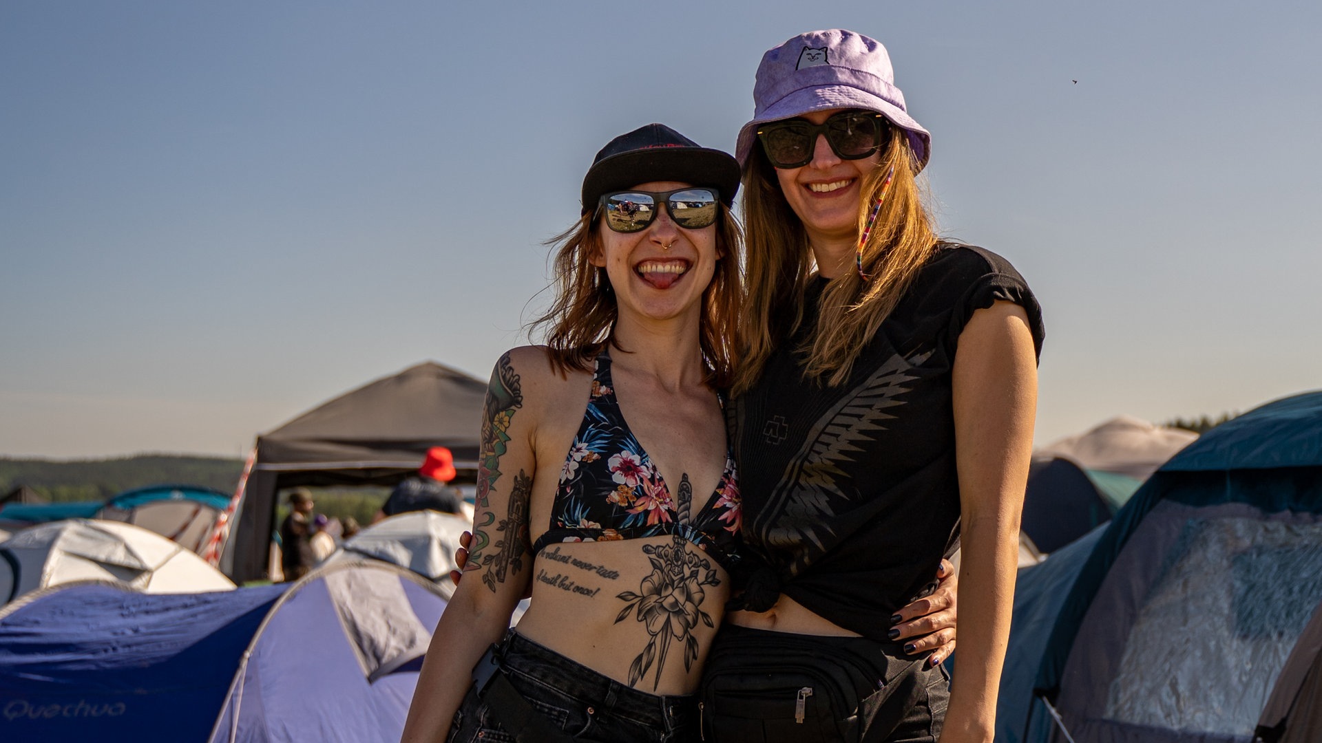 Foto: SWR3, SWR3 / Ronny Krautz Zwei junge Frauen stehen vor Zelten auf dem Campingplatz von Rock am Ring (Foto: SWR3, SWR3 / Ronny Krautz)