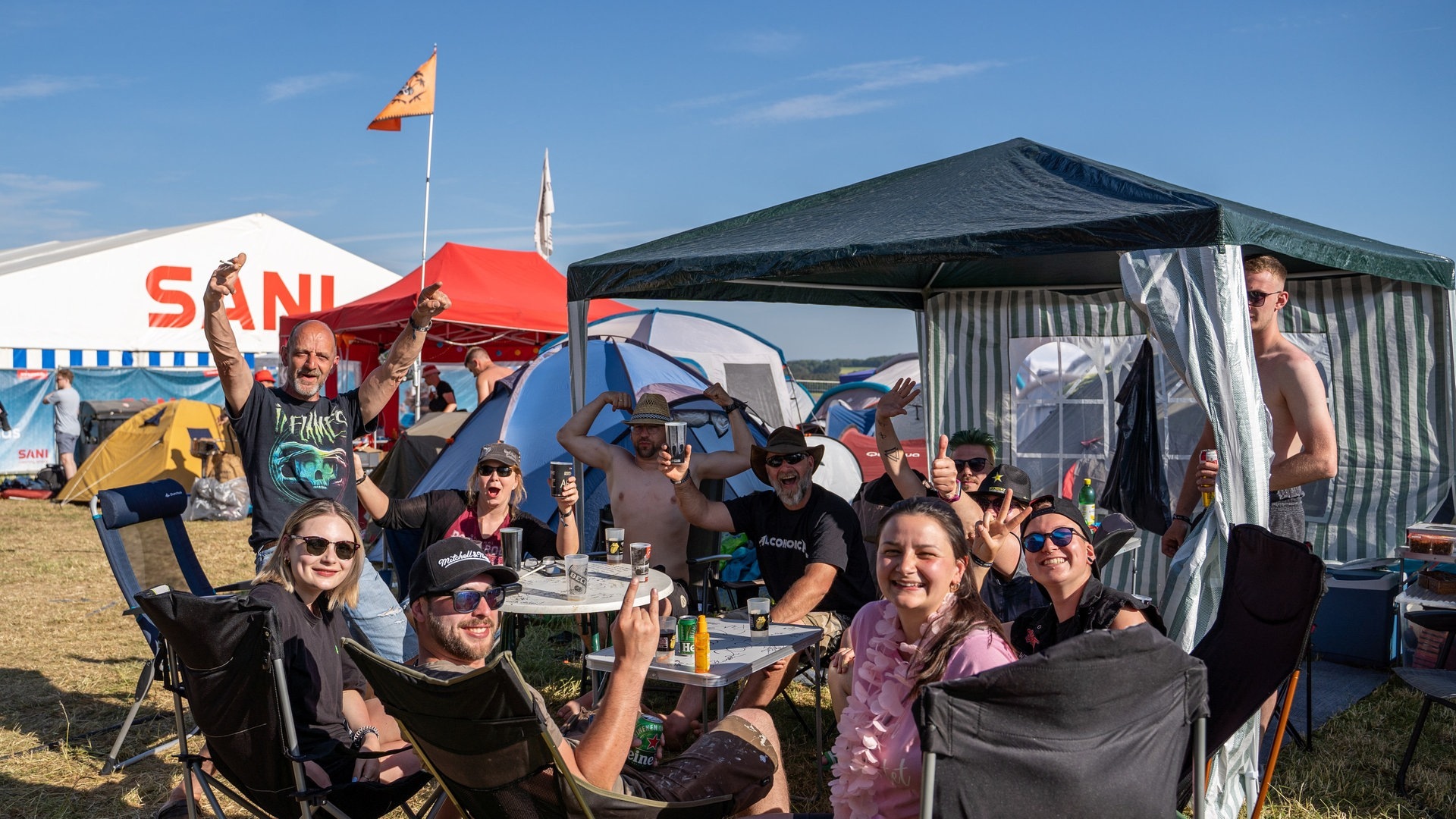 Foto: SWR3, SWR3 / Ronny Krautz Ein Gruppe junger Menschen sitzt auf Campingstühlen im Kreis auf dem Zeltplatz von Rock am Ring (Foto: SWR3, SWR3 / Ronny Krautz)