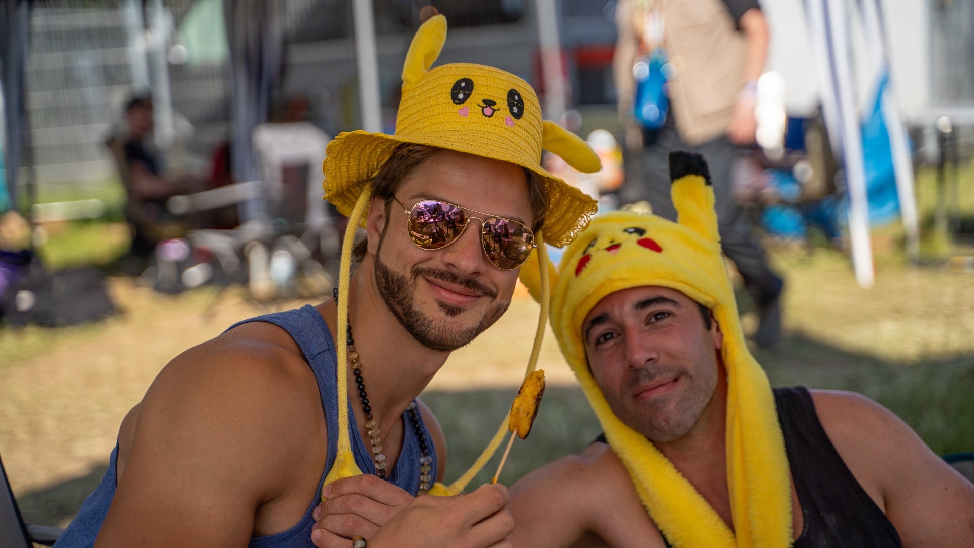 Foto: SWR3, SWR3 / Ronny Krautz Zwei Männer mit gelben Pikachu-Hüten sind vor Zelten bei Rock am Ring (Foto: SWR3, SWR3 / Ronny Krautz)