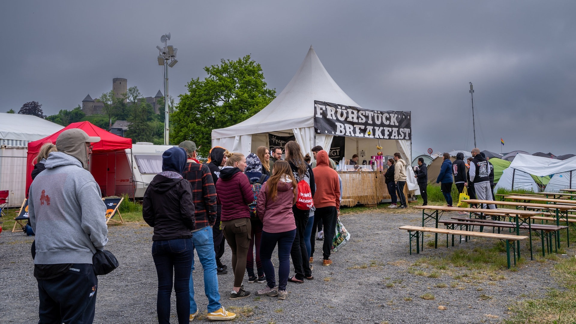 Foto: SWR3, SWR3 / Ronny Krautz Eine Schlange Menschen steht vor einem Zelt bei Rock am Ring, bei dem es etwas zum Frühstück gibt (Foto: SWR3, SWR3 / Ronny Krautz)