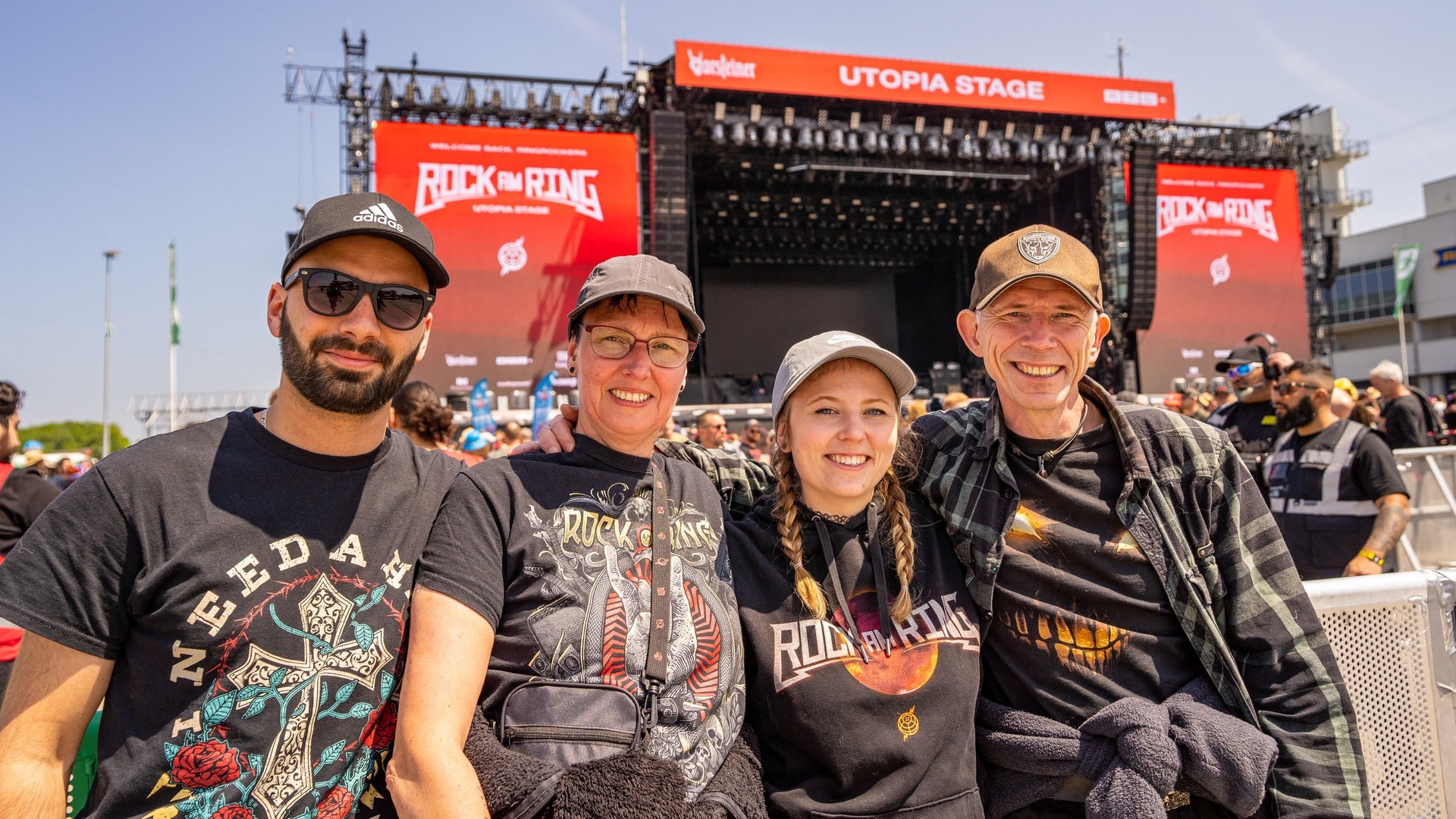 Foto: SWR3, SWR3 / Ronny Krautz Vor der Hauptbühne von Rock am Ring stehen Festivalbesucher (Foto: SWR3, SWR3 / Ronny Krautz)