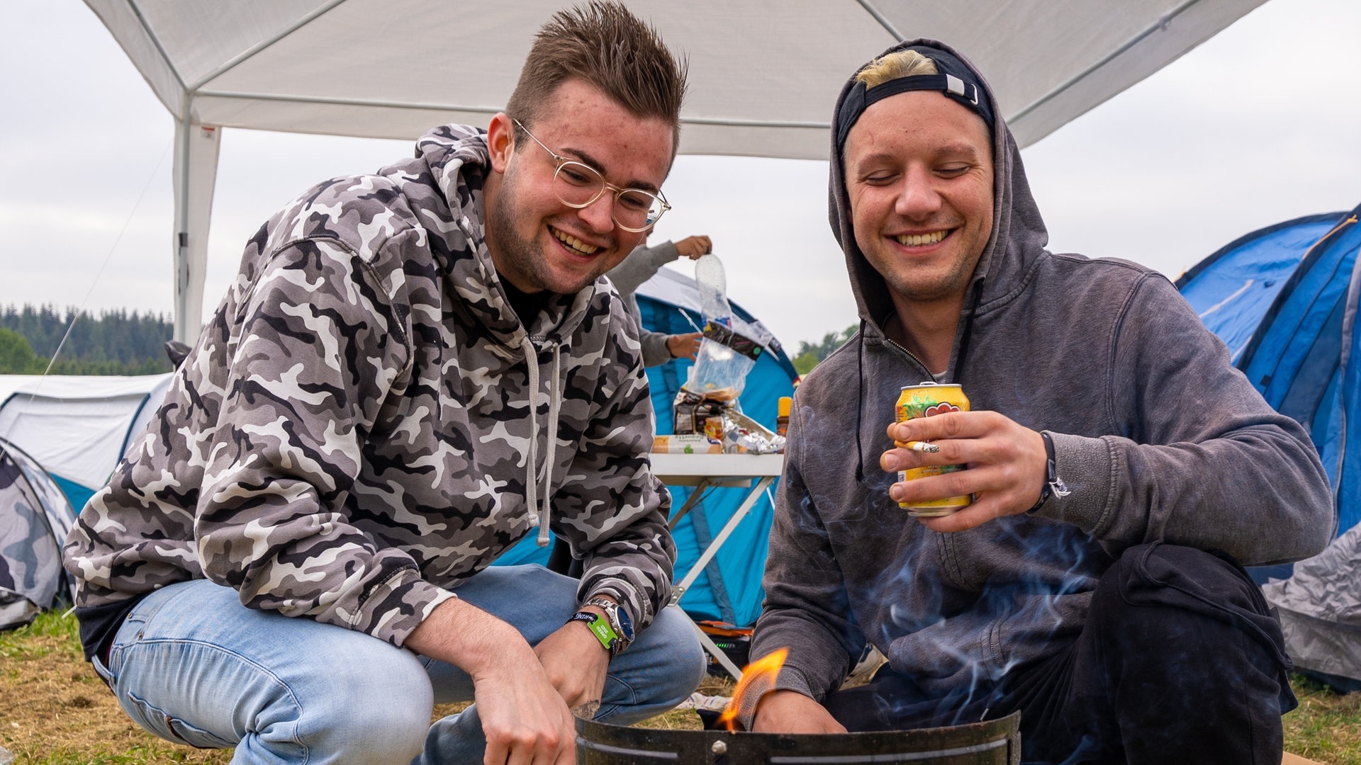 Foto: SWR3, SWR3 / Ronny Krautz Zwei Personen sitzen am Grill (Foto: SWR3, SWR3 / Ronny Krautz)