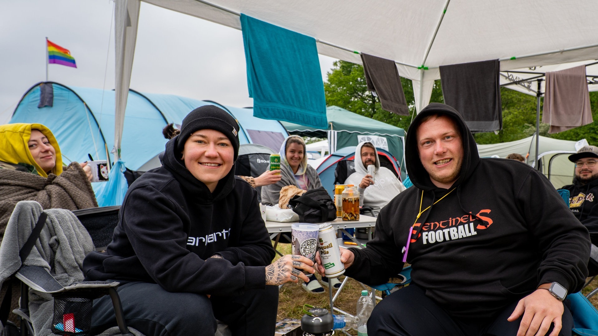 Foto: SWR3, SWR3 / Ronny Krautz Zwei Personen stoßen mit Bier an (Foto: SWR3, SWR3 / Ronny Krautz)