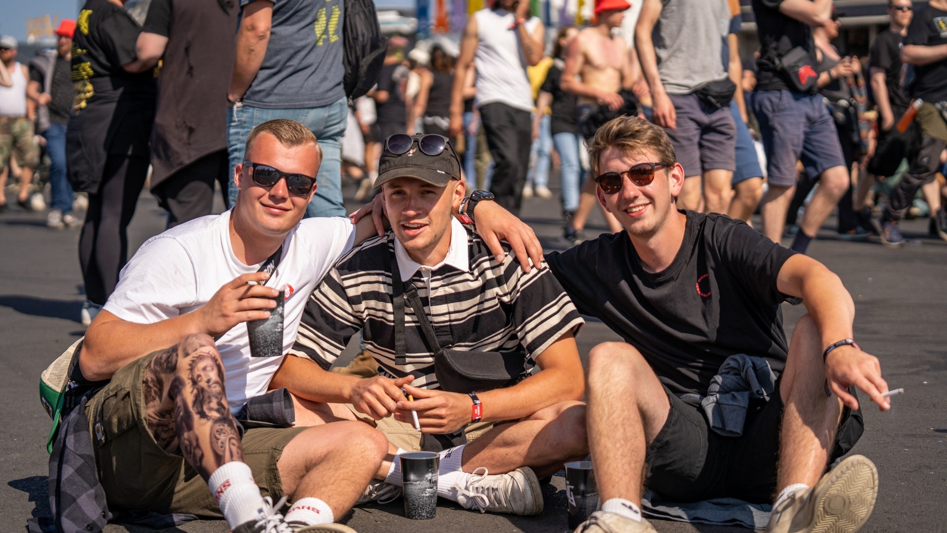 Foto: SWR3, SWR3 / Ronny Krautz 3 Festivalbesucher auf dem Boden (Foto: SWR3, SWR3 / Ronny Krautz)