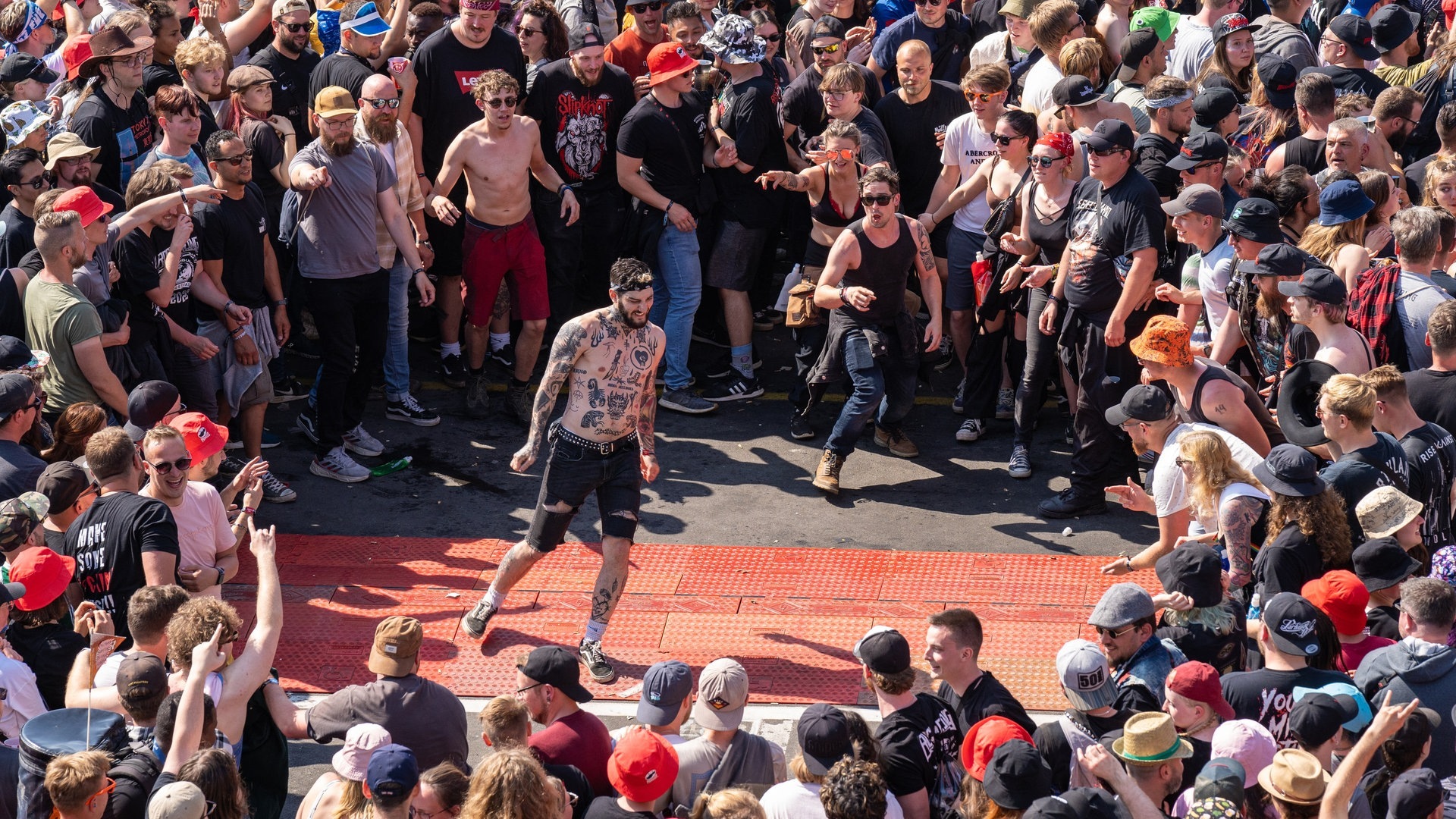 Foto: SWR3, SWR3 / Ronny Krautz Eine Person im Mosh Pit (Foto: SWR3, SWR3 / Ronny Krautz)