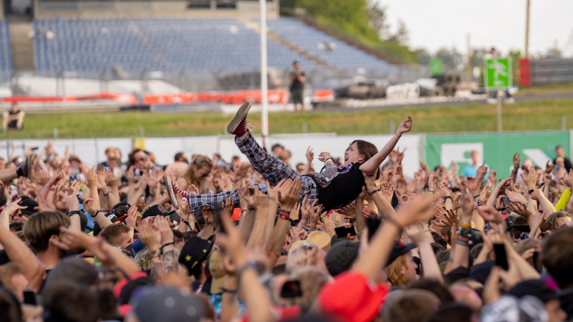 Foto: SWR3, SWR3 / Ronny Krautz Crowd Surferin (Foto: SWR3, SWR3 / Ronny Krautz)
