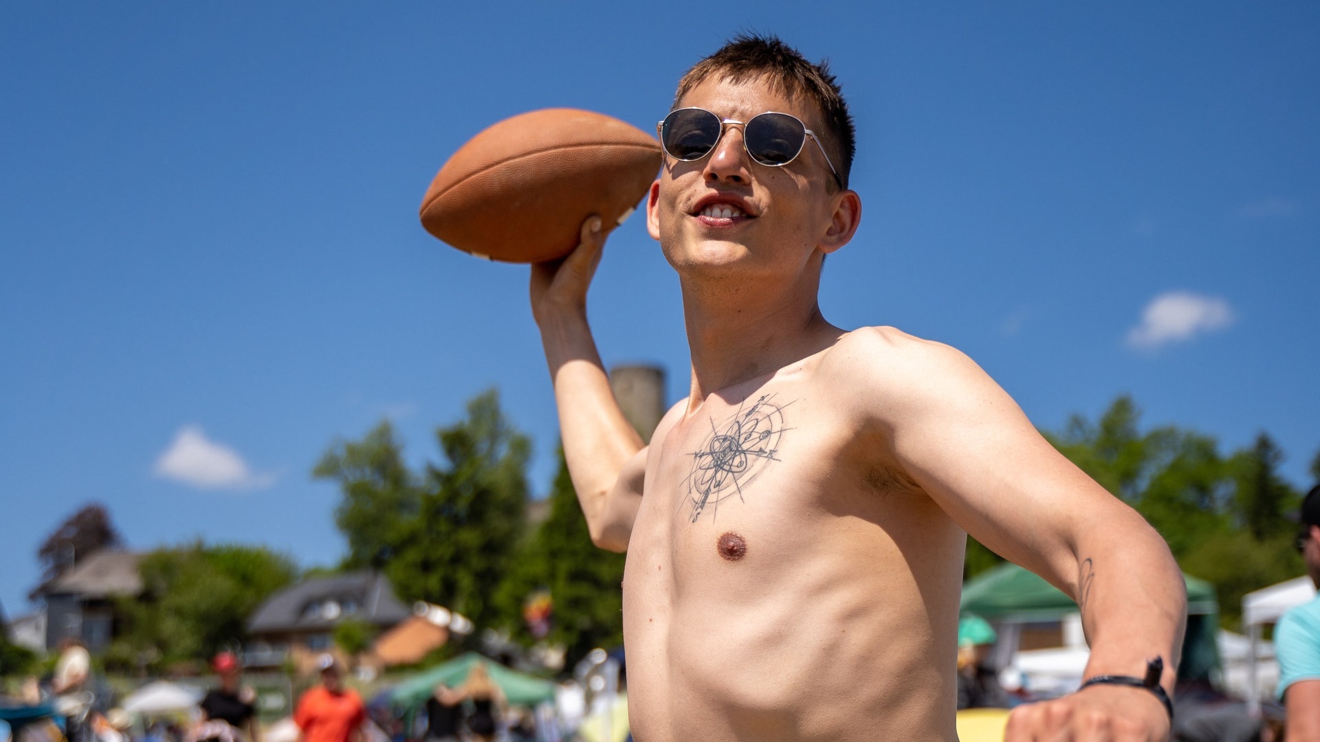 Foto: SWR3, SWR3 / Ronny Krautz Ein Mann wirft einen Football (Foto: SWR3, SWR3 / Ronny Krautz)