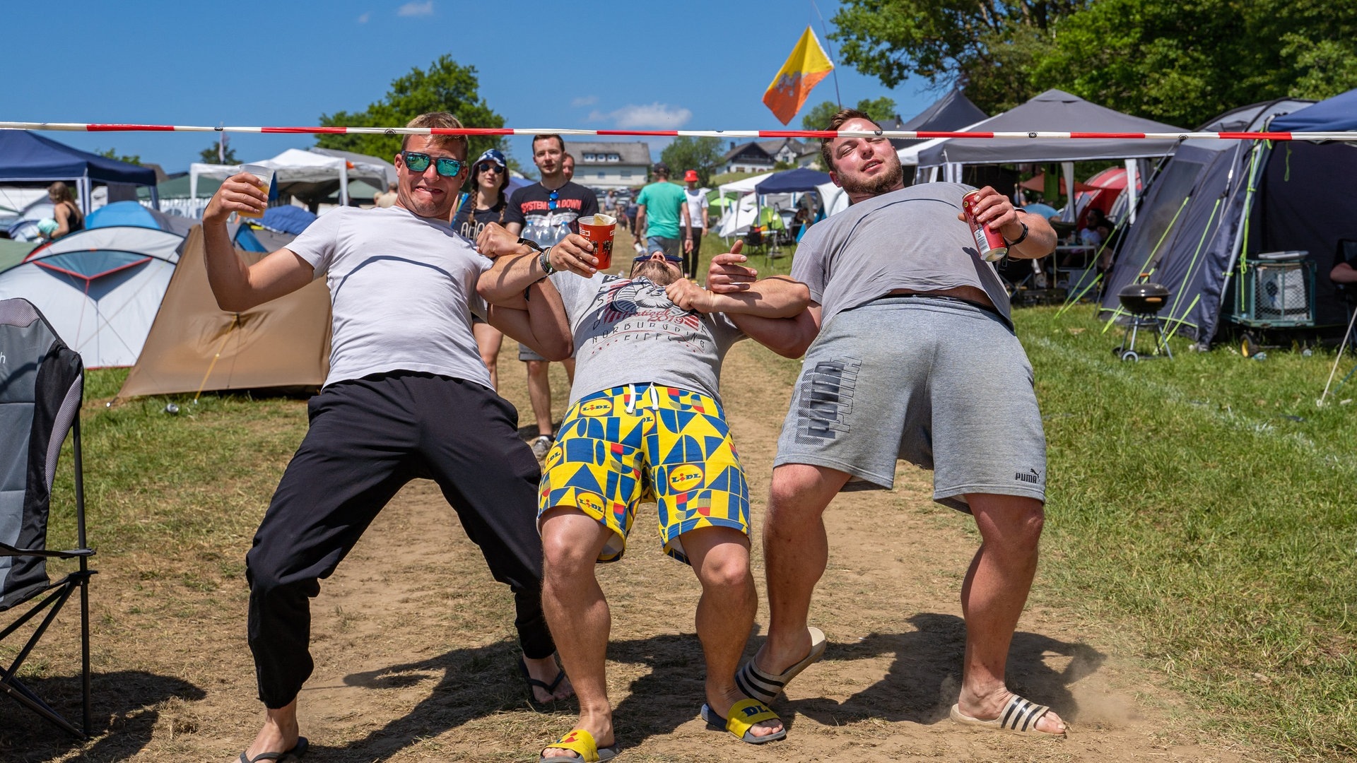 Foto: SWR3, SWR3 / Ronny Krautz 3 Männer beim Limbo unter einem Absperrband (Foto: SWR3, SWR3 / Ronny Krautz)