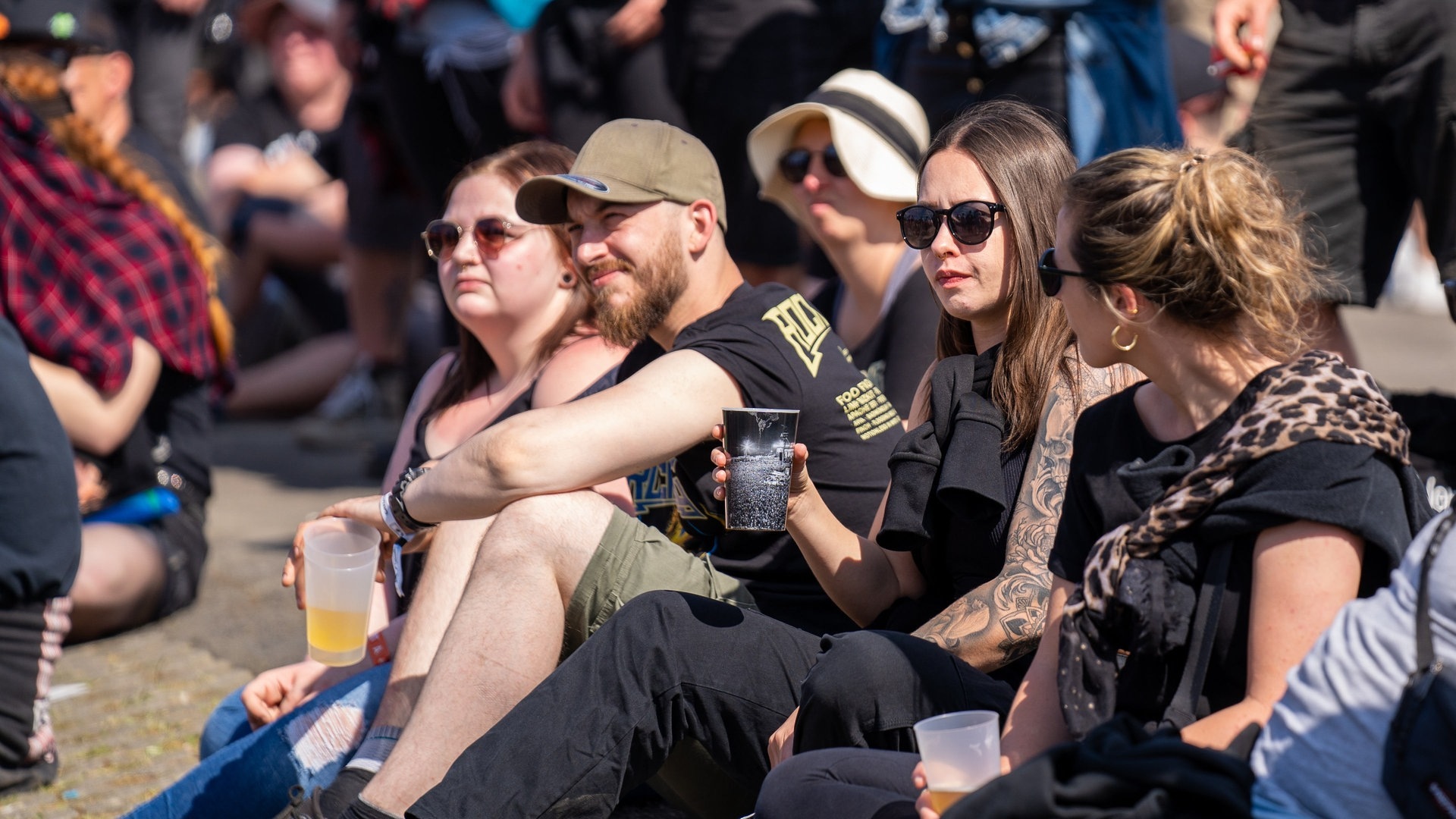 Foto: SWR3, SWR3 / Ronny Krautz Vier Personen sitzen in der Sonne (Foto: SWR3, SWR3 / Ronny Krautz)