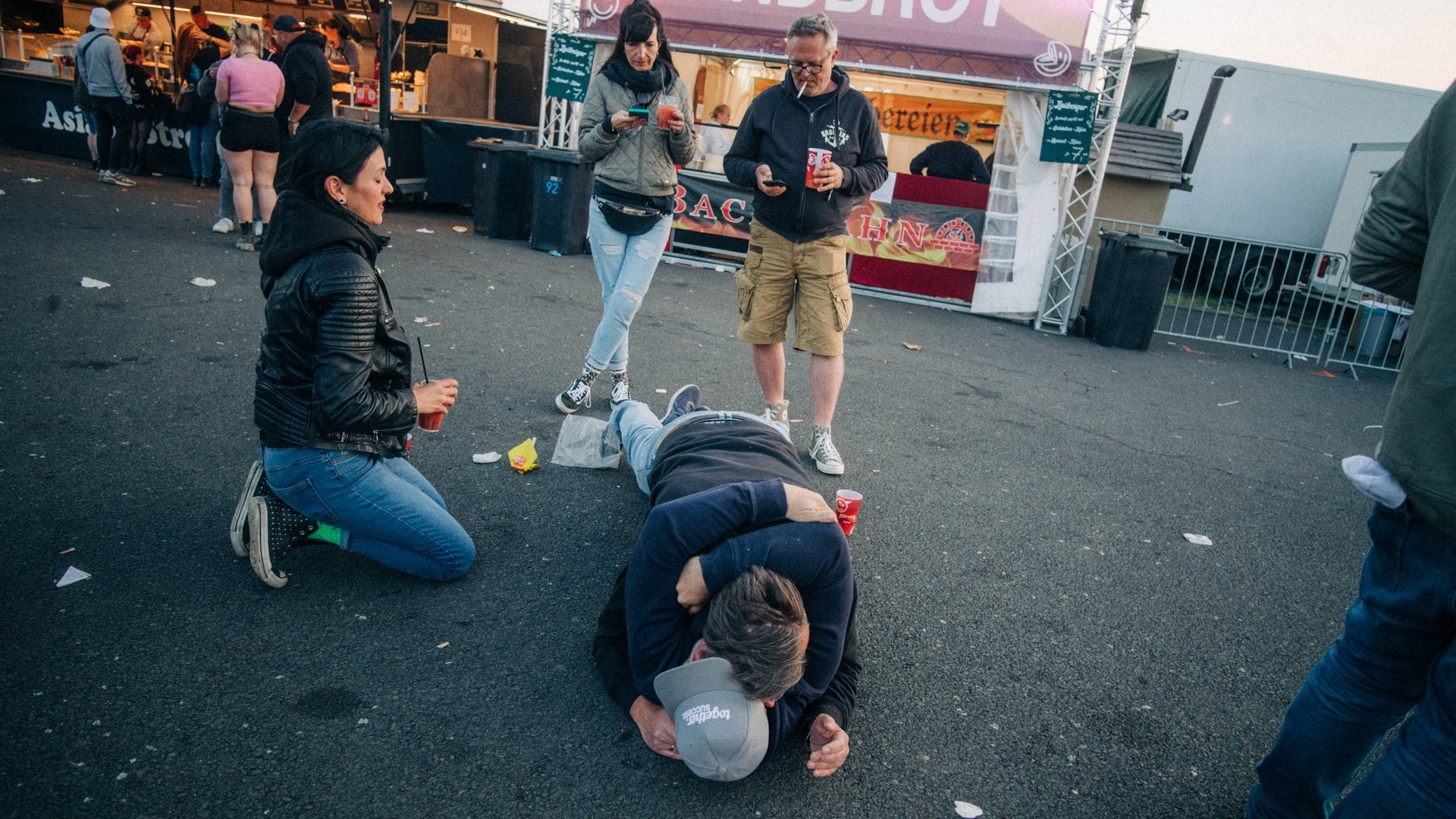 Foto: SWR3, SWR3 / Niko Neithardt Freunde kuscheln auf dem Boden (Foto: SWR3, SWR3 / Niko Neithardt)