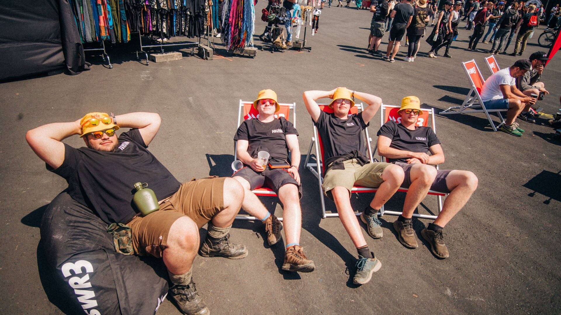 Vier Männer sonnen sich am SWR3 Stand (Foto: SWR3, SWR3 / Niko Neithardt)