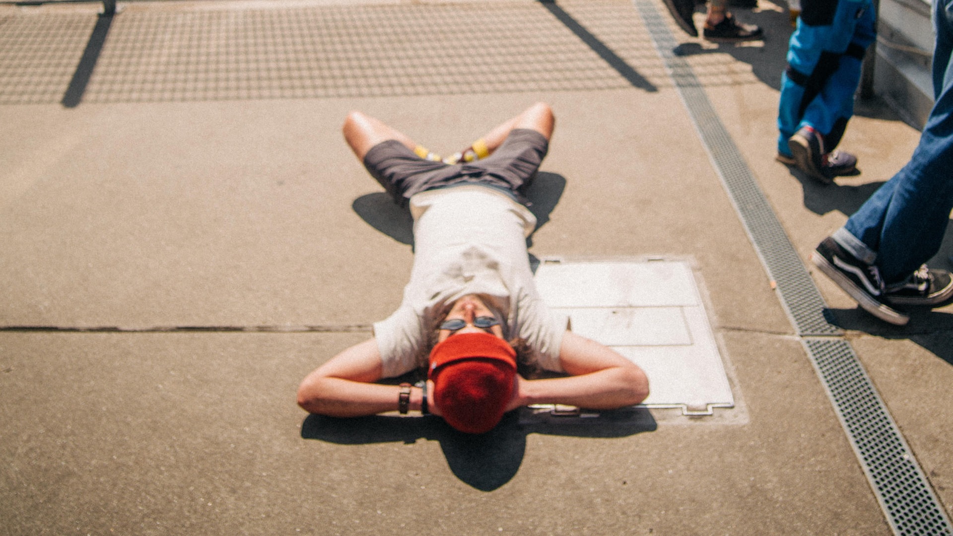 Foto: SWR3, SWR3 / Niko Neithardt Mann sonnt sich auf dem Asphalt (Foto: SWR3, SWR3 / Niko Neithardt)