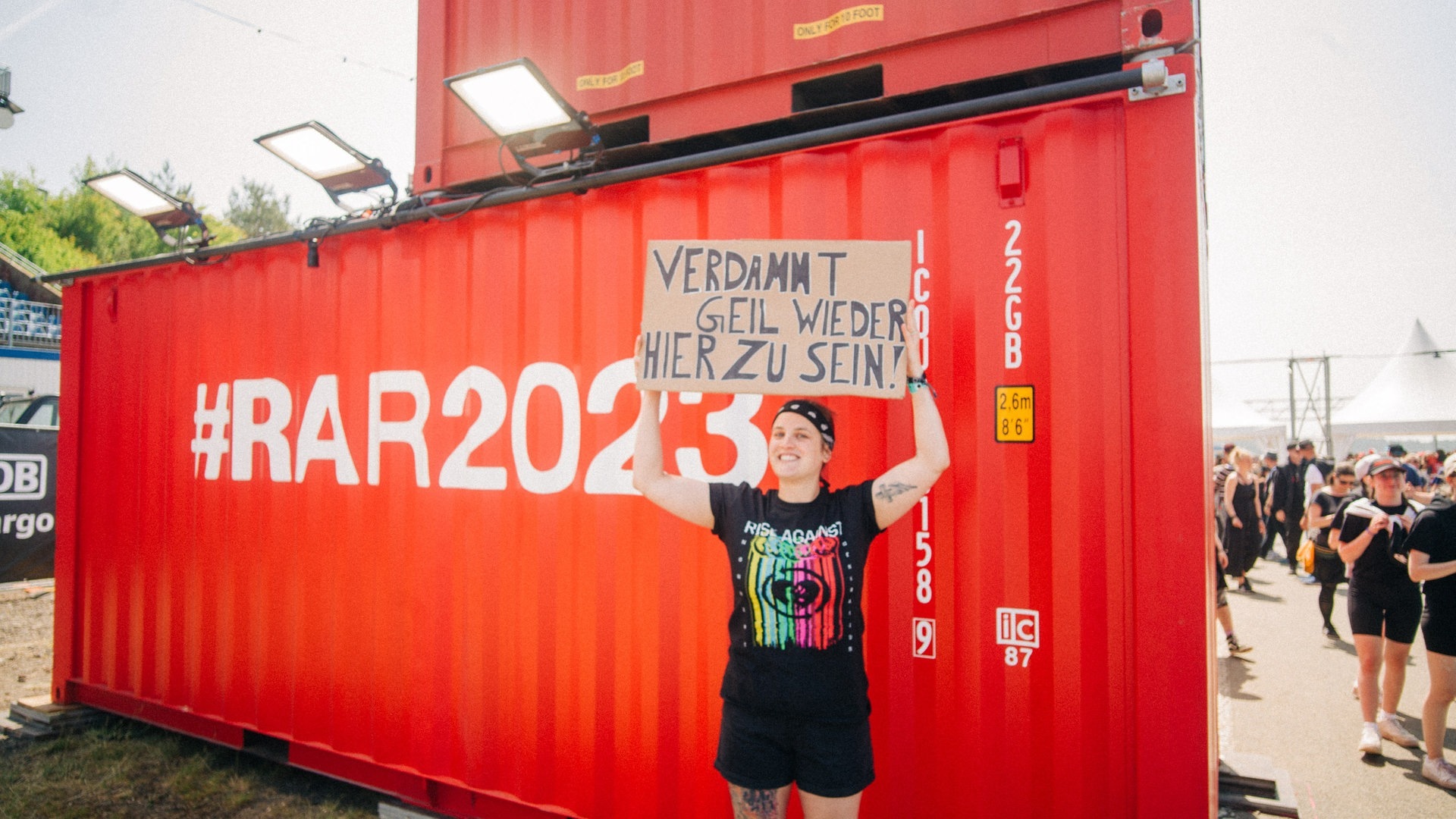Foto: SWR3, SWR3 / Niko Neithardt Frau mit Schild verdammt geil weider hier zu sein (Foto: SWR3, SWR3 / Niko Neithardt)