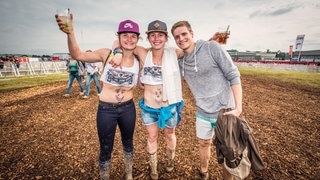 Schlamm und happy People bei Rock am Ring - RON_8761.jpg-97609 (Foto: SWR DASDING) Schlamm und happy People bei Rock am Ring - RON_8761.jpg-97609
