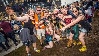 Schlamm und happy People bei Rock am Ring - RON_8756.jpg-97604 (Foto: SWR DASDING) Schlamm und happy People bei Rock am Ring - RON_8756.jpg-97604