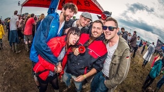 Schlamm und happy People bei Rock am Ring - RON_8750.jpg-97602 (Foto: SWR DASDING) Schlamm und happy People bei Rock am Ring - RON_8750.jpg-97602