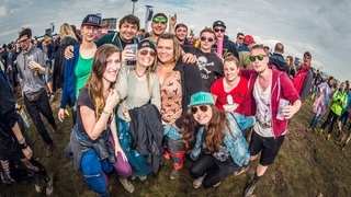 Schlamm und happy People bei Rock am Ring - RON_8741.jpg-97595 (Foto: SWR DASDING) Schlamm und happy People bei Rock am Ring - RON_8741.jpg-97595