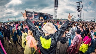 Schlamm und happy People bei Rock am Ring - RON_8739.jpg-97593 (Foto: SWR DASDING) Schlamm und happy People bei Rock am Ring - RON_8739.jpg-97593