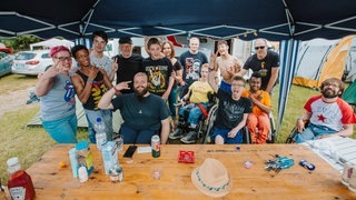 Bunt bemalt feiert besser (Foto: SWR / Ronny Zimmermann) Bunt bemalt feiert besser