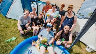 Bunt bemalt feiert besser (Foto: SWR / Ronny Zimmermann) Bunt bemalt feiert besser