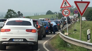 Autos stehen bei Rock am Ring im Stau (Foto: SWR/Kathrin Freisberg) Autos stehen bei Rock am Ring im Stau