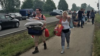 RaR-Besucher tragen ihr Gepäck (Foto: SWR/Kathrin Freisberg) RaR-Besucher tragen ihr Gepäck