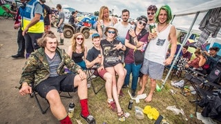 Eine große Matsch-Familie bei Rock am Ring - RON_9289.jpg-97918 (Foto: DASDING / Ronny Zimmermann) Eine große Matsch-Familie bei Rock am Ring - RON_9289.jpg-97918