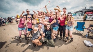 Eine große Matsch-Familie bei Rock am Ring - RON_9284.jpg-97917 (Foto: DASDING / Ronny Zimmermann) Eine große Matsch-Familie bei Rock am Ring - RON_9284.jpg-97917