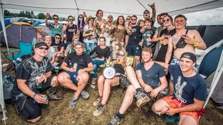 Eine große Matsch-Familie bei Rock am Ring - RON_9275.jpg-97911 (Foto: DASDING / Ronny Zimmermann) Eine große Matsch-Familie bei Rock am Ring - RON_9275.jpg-97911