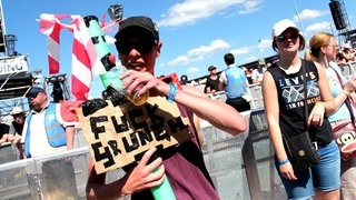 Free Hugs, free F... - Schilder bei Rock am Ring - IMG_6627.jpg-130926 (Foto: SWR DASDING) Free Hugs, free F... - Schilder bei Rock am Ring - IMG_6627.jpg-130926