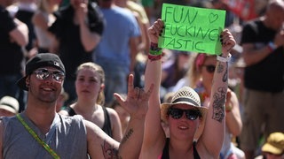 Free Hugs, free F... - Schilder bei Rock am Ring - IMG_7870.jpg-130930