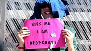 Free Hugs, free F... - Schilder bei Rock am Ring - IMG_6661.jpg-130928