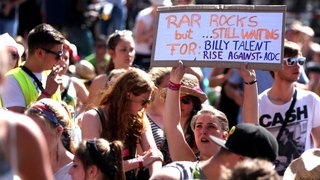Free Hugs, free F... - Schilder bei Rock am Ring - IMG_7887.jpg-130933