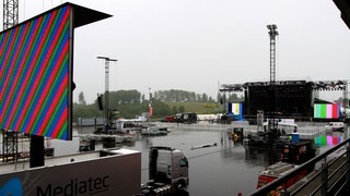 Vor der Center-Stage wird noch ordentlich rumgebaut. (Foto: SWR) Vor der Center-Stage wird noch ordentlich rumgebaut.