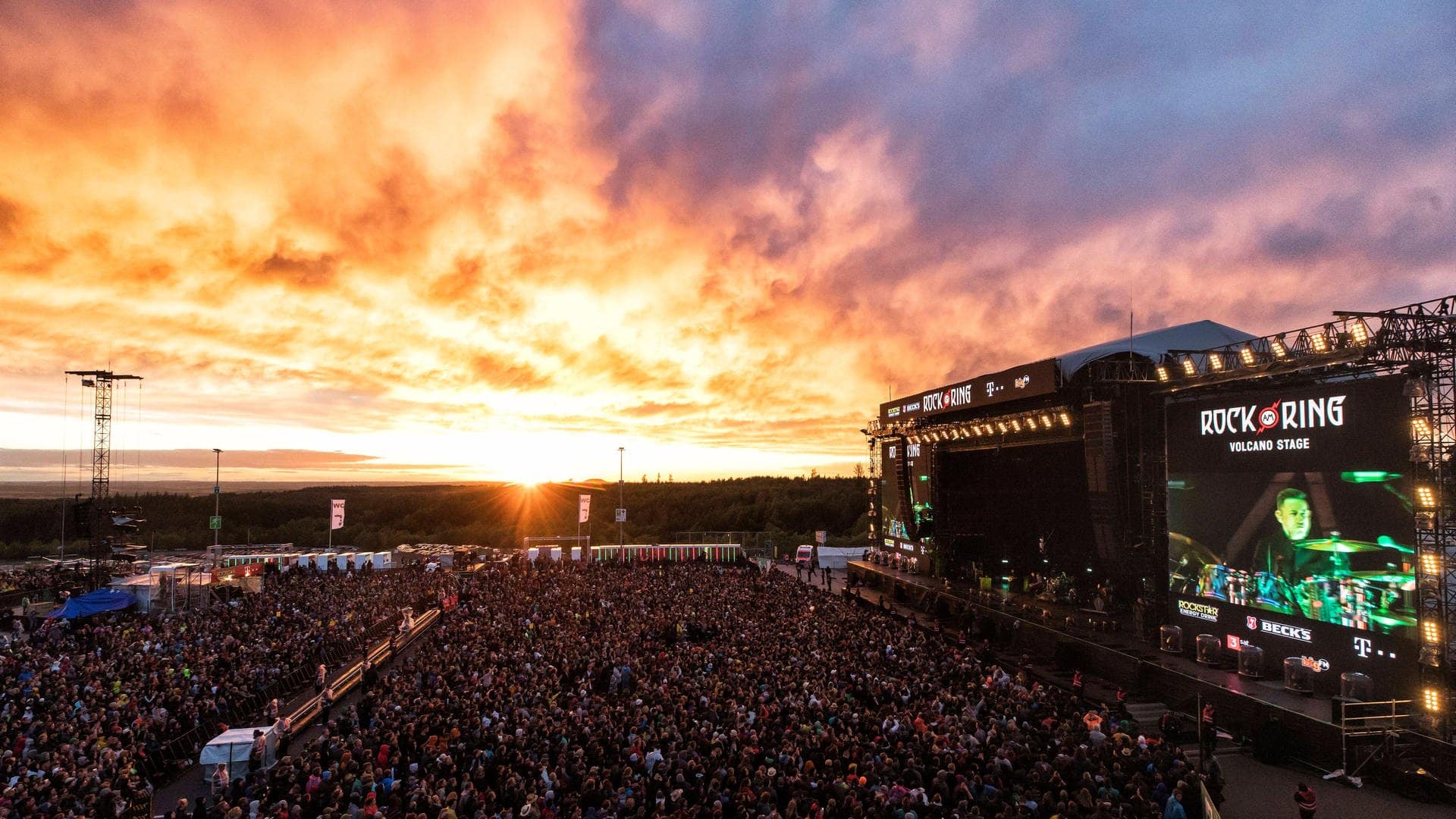 Leuchtender Sonnenuntergang über der Hauptbühne beim Musikfestival Rock am Ring. (Foto: IMAGO, Pop-Eye)