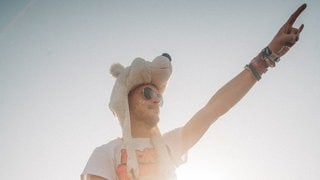 Ein junger Mann mit Sonnenbrille sitzt auf den Schultern eines anderen Mannes bei Rock am Ring 2023 (Foto: SWR3, SWR3 / Niko Neithardt) Ein junger Mann mit Sonnenbrille sitzt auf den Schultern eines anderen Mannes bei Rock am Ring 2023